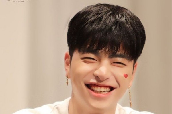 10 Potret Memesona June iKON dengan Senyum Lebarnya