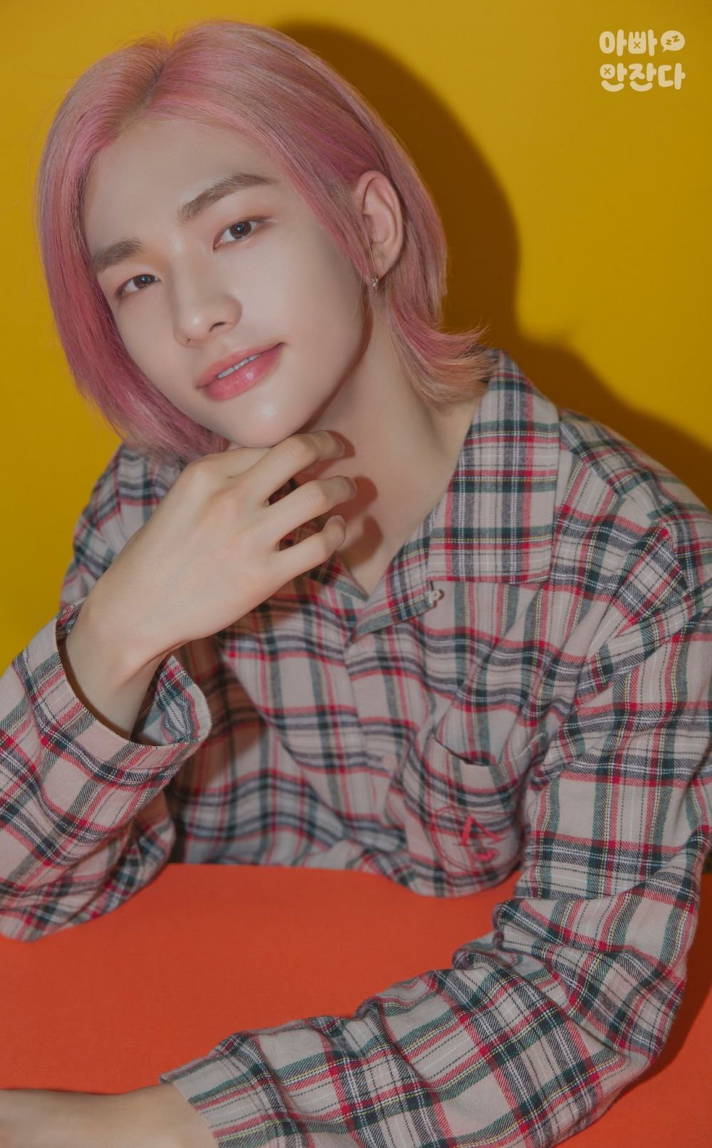 10 Pesona Hyunjin Stray Kids dengan Rambut  Pink  Bak 