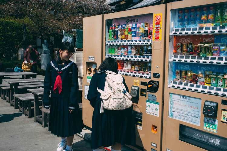 6 Alasan di Jepang Ada Banyak Vending Machines, Efisien Banget!