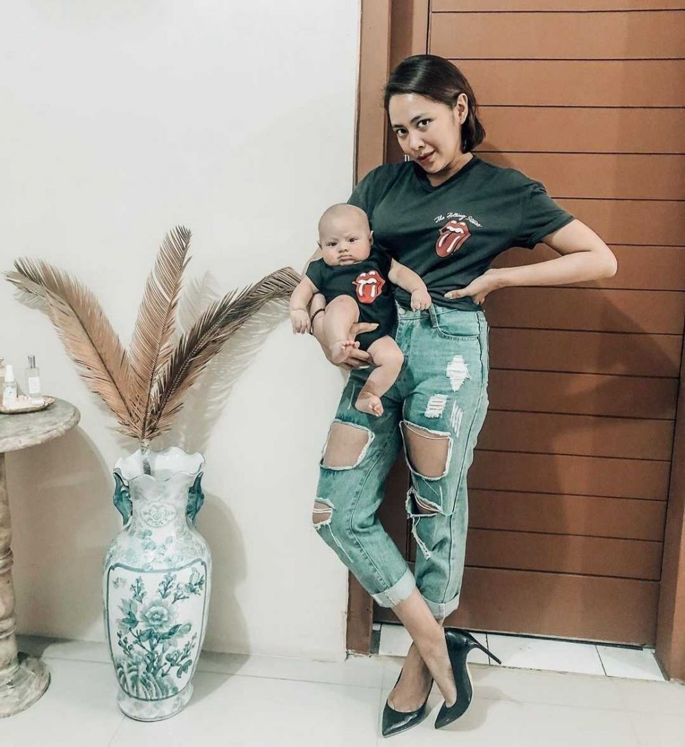 Hot Mama! 9 Potret Kece Nabila Faisal Usai Lahiran, Bugar Abis!