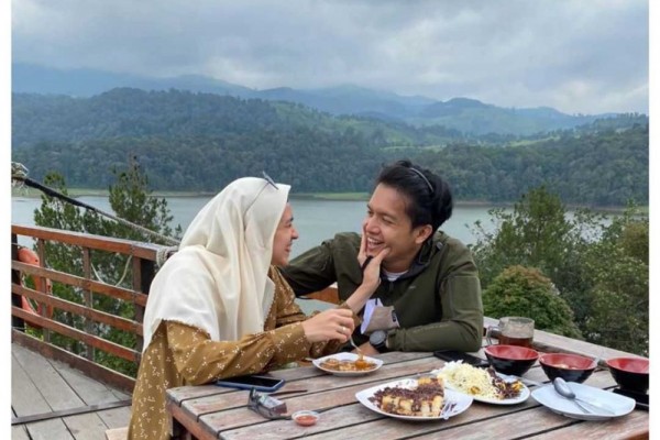 10 Potret Imut Dhini Aminarti bak Masih Remaja, Awet Muda Banget!