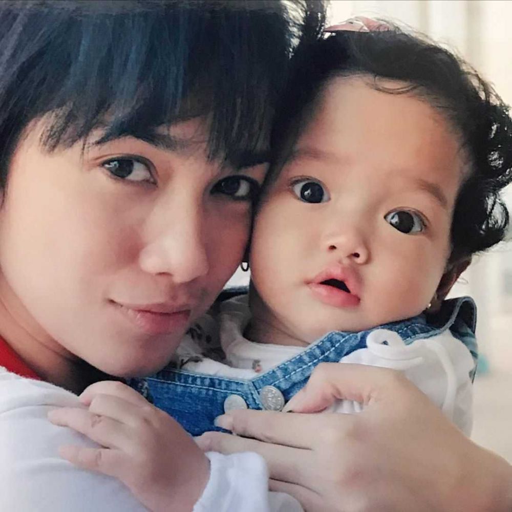 10 Potret Manis Ussy Sulistiawaty dan Ara, Bak Pinang Dibelah Dua