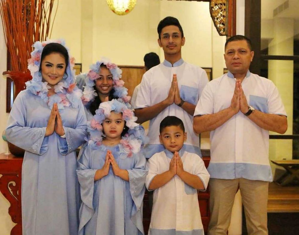 Kompak Abis! 11 Potret Harmonis Artis Indonesia dengan Anak Tiri