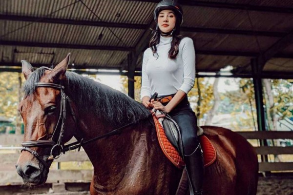 Jadi Sorotan Warganet! 9 Momen Anya Geraldine saat Berkuda
