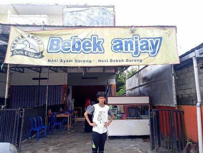 15 Papan Nama Jualan Makanan Ini Nyeleneh Sekaligus Bikin Bingung!