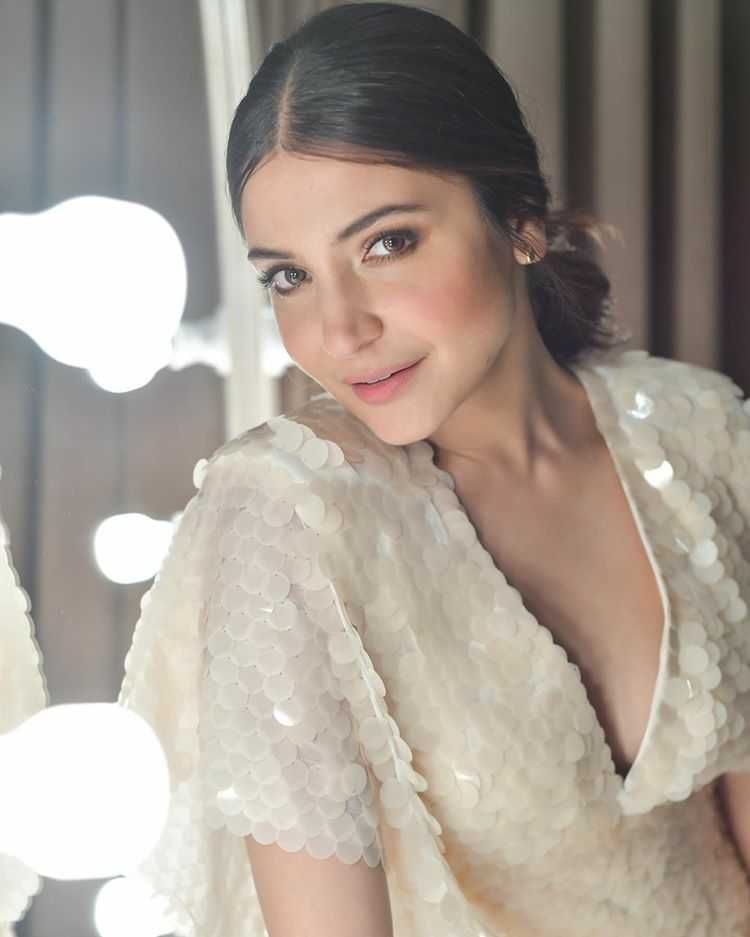 Peduli Pendidikan, 9 Artis Bollywood Ternyata Lulus S2 dari Kampus Top