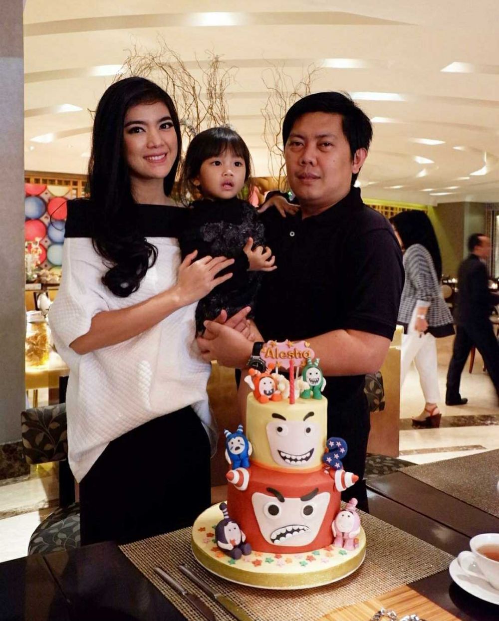 Artis Antagonis, 9 Potret Mesra Raya Kohandi dan Suami Tercinta