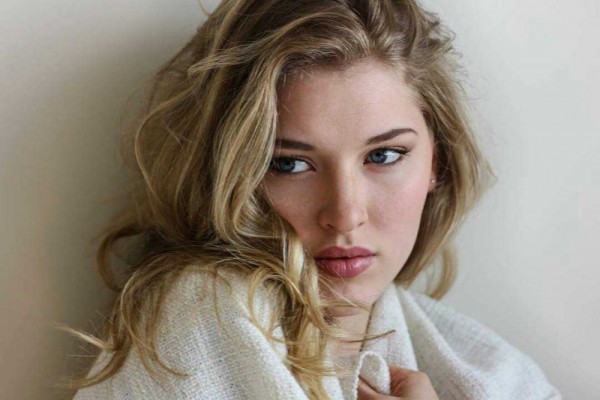 9 Potret Sarah Grey, Pemeran Alyssa dalam Serial Horor 'The Order'