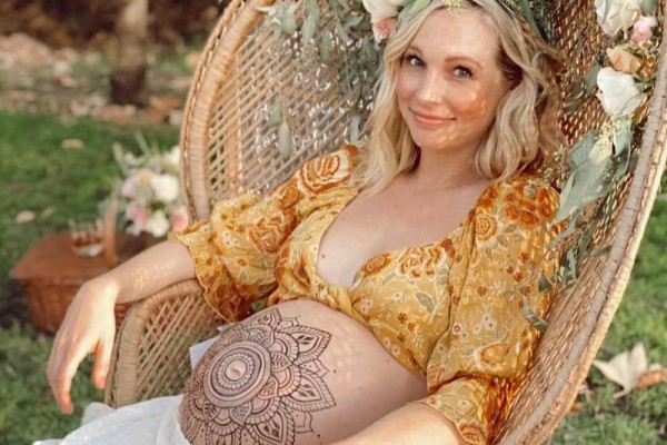 Sedang Mengandung, 10 Potret Bahagia Candice King Pamer Baby Bump