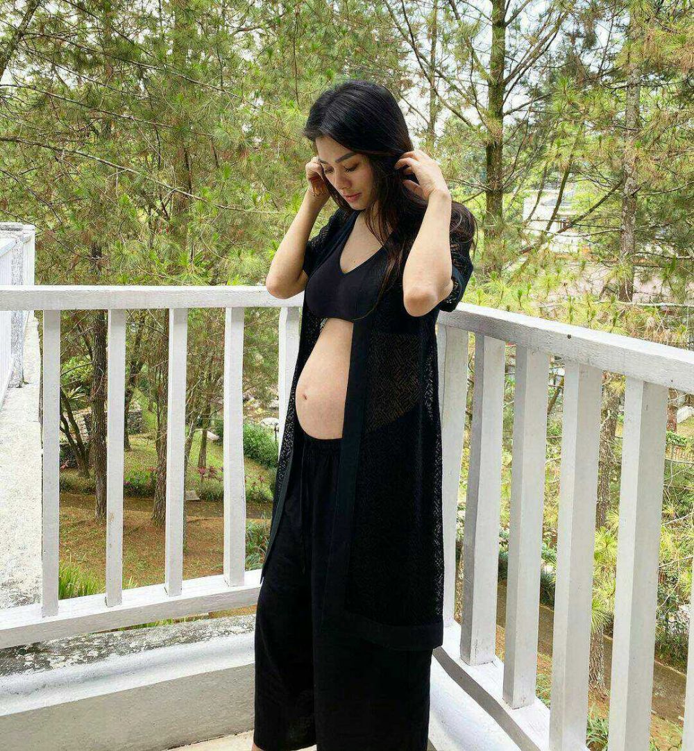 Usia 38 Tahun, 10 Potret Memesona Adinda Bakrie Pamer Baby Bump