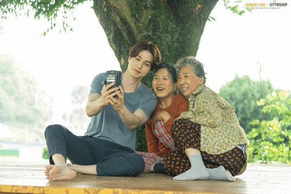 11 Potret Lee Dong Wook di Belakang Layar 'Tale of the Nine Tailed'