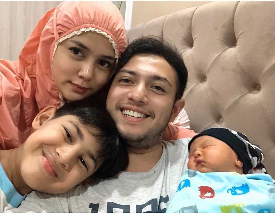 9 Kekompakan Arsen Dan Kazeem, Anak Rifky Balweel Yang Menggemaskan