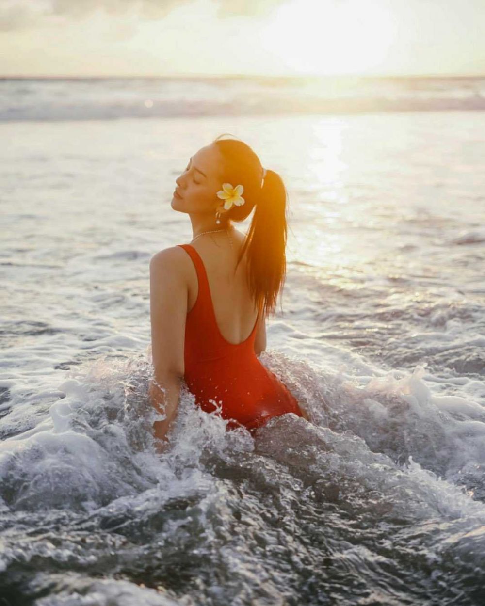 9 Potret Pesona Anya Geraldine Pakai Baju Renang, Curi Perhatian!