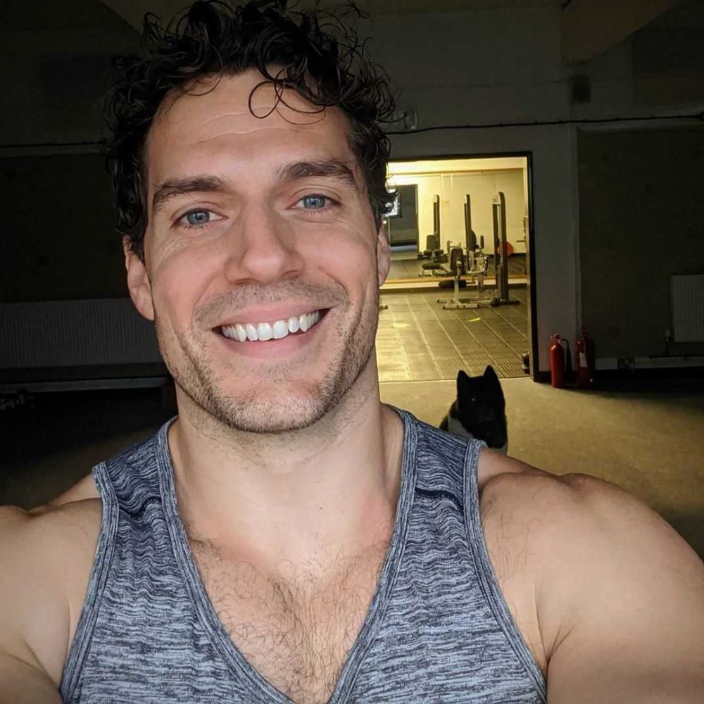 Bintangi Enola Holmes Foto Selfie Henry Cavill Yang Memikat Hati