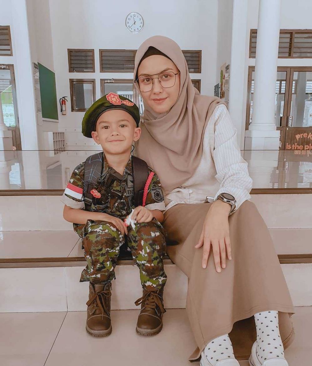 Lama Vakum di TV, 10 Potret Terkini Revalina S Temat Jadi Ibu Dua Anak