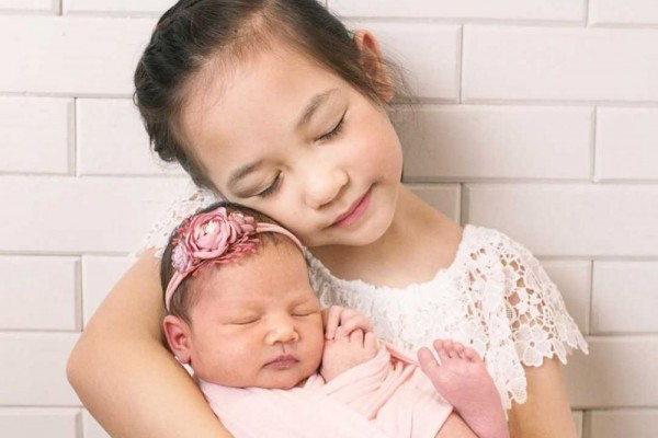 10 Potret Kedekatan Nala dan Numa, Anak Mona Ratuliu yang Menggemaskan