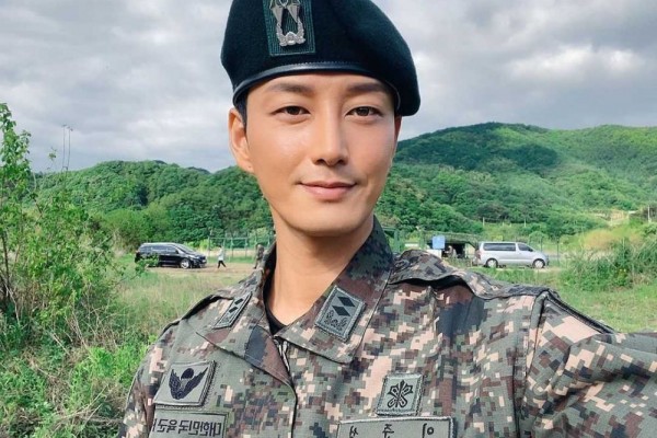 10 Pesona Lee Hyun Wook Jadi Tentara Misterius di KDrama 'Search'