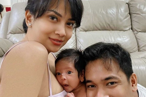 Hot Mama! 9 Potret Keibuan Vanessa Angel Saat Mengurus Baby Gala