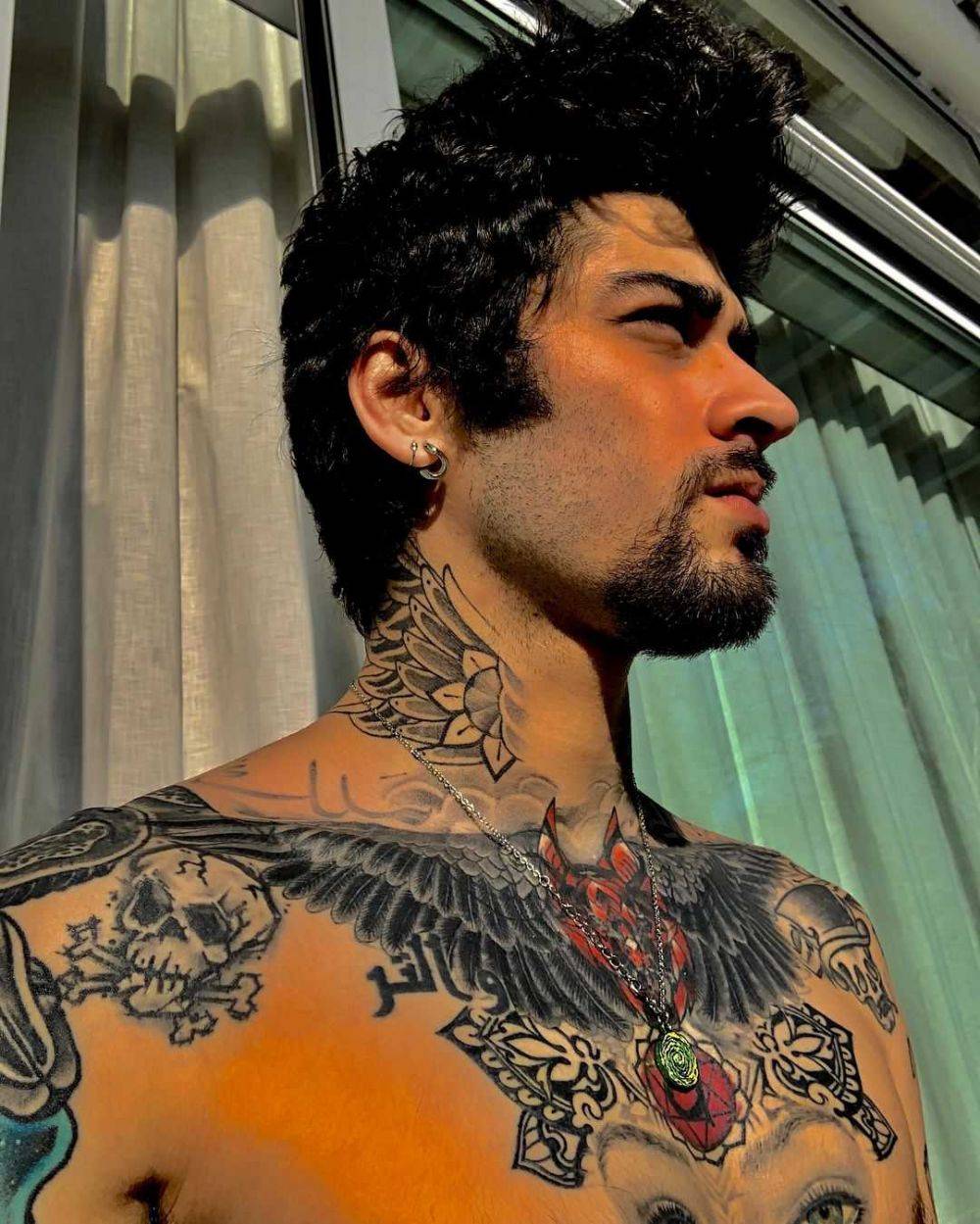 9 Posena Zayn Malik Saat Pamer Tato, Macho Abis!