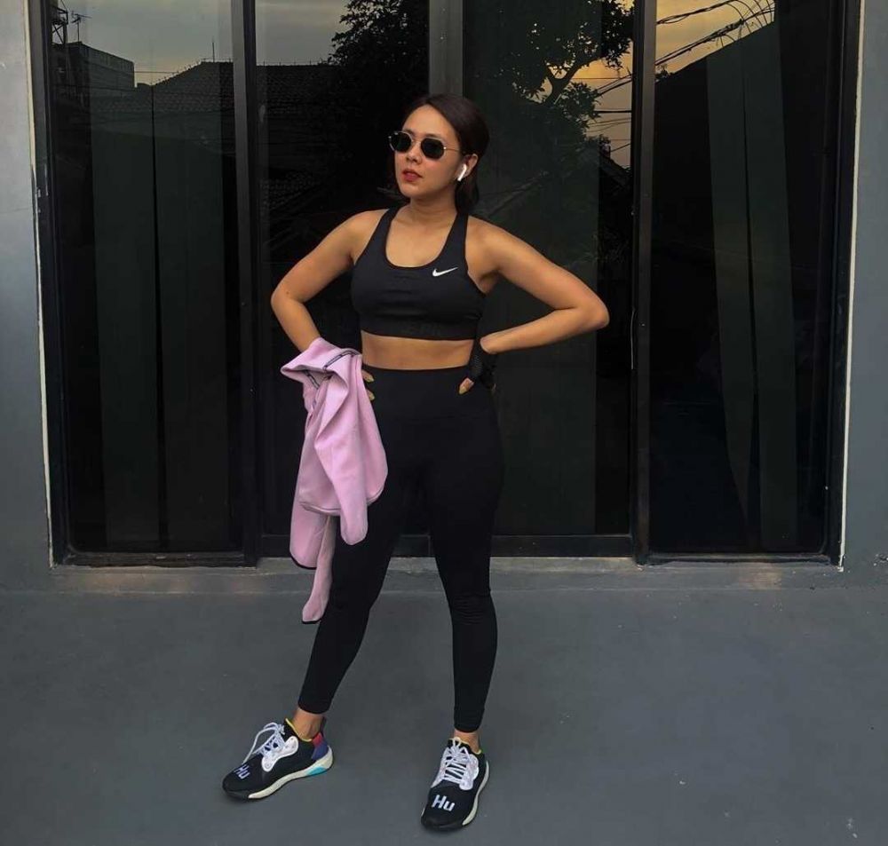 Hot Mama! 9 Potret Kece Nabila Faisal Usai Lahiran, Bugar Abis!