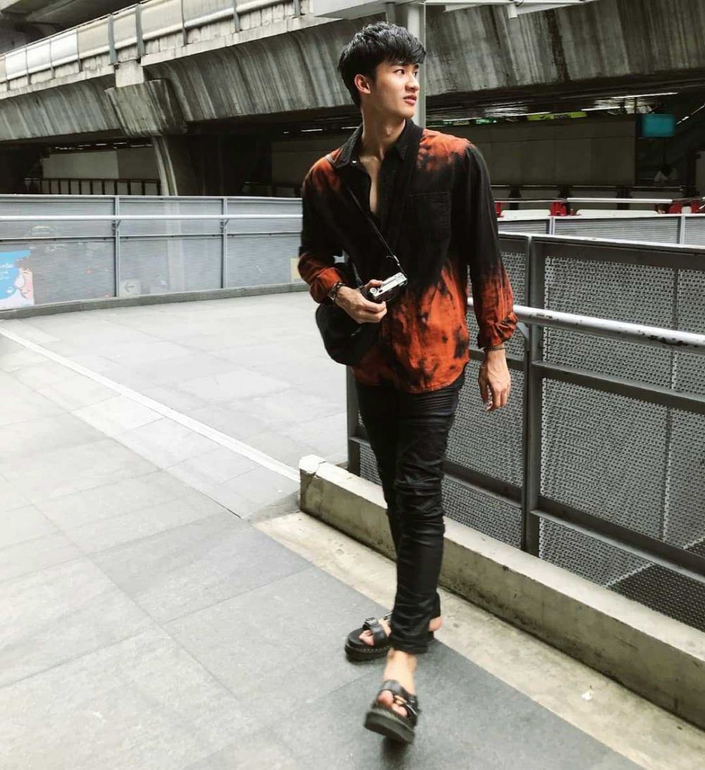 9 Inspirasi Outfit Kasual nan Trendi ala Tay Tawan Simpel 