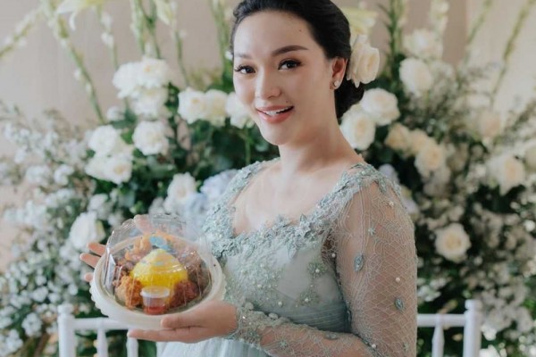 Dekorasi Segar Acara 7 Bulanan Kehamilan Zaskia Gotik Bernuansa Floral
