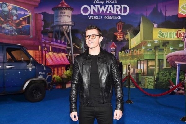 9 Potret Memukau Tom Holland Tampil Berkacamata, Makin Eksis!