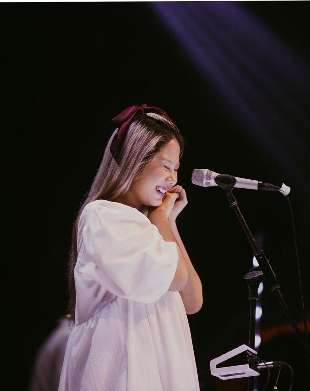 9 Potret Pesona Nadin Amizah Saat di Atas Panggung, Bikin Kagum!