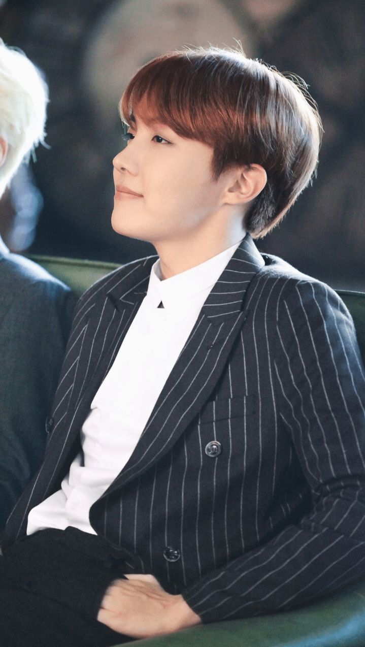 10 Potret Side Profile J-Hope BTS yang Penuh Karisma