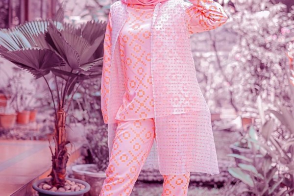 Gak Harus Pakai Kebaya, 9 OOTD Hijab untuk Kondangan ala Fatin Shidqia