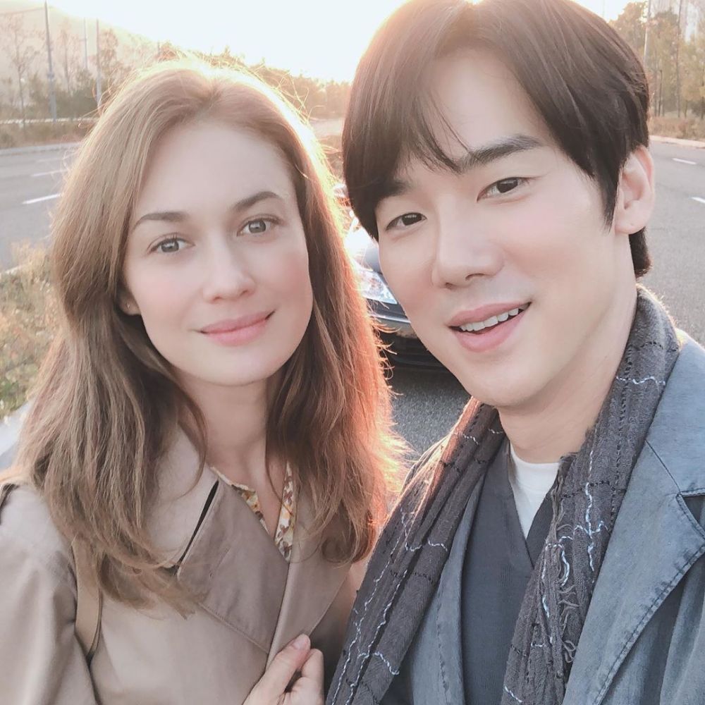 Main Satu Film, 10 Potret Yoo Yeon Seok dan Bond Girl Olga Kurylenko