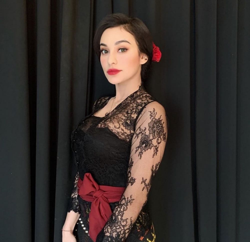 9 Potret Anggun Nora Alexandra Kenakan Kebaya Bikin Hati Berdesir