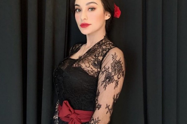 9 Potret Anggun Nora Alexandra Kenakan Kebaya, Bikin Hati Berdesir!