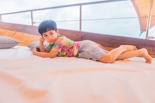 Disebut Makin Mirip Artis Korea, 10 Foto Imut Rafathar di Labuan Bajo