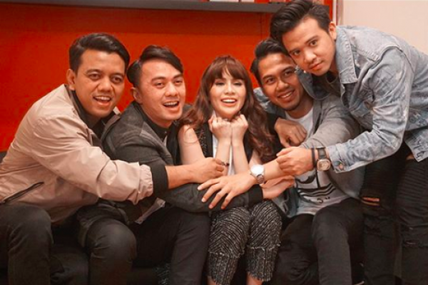 Ganti Vokalis Tanpa Pemberitahuan, 10 Kenangan Momo Bareng Geisha