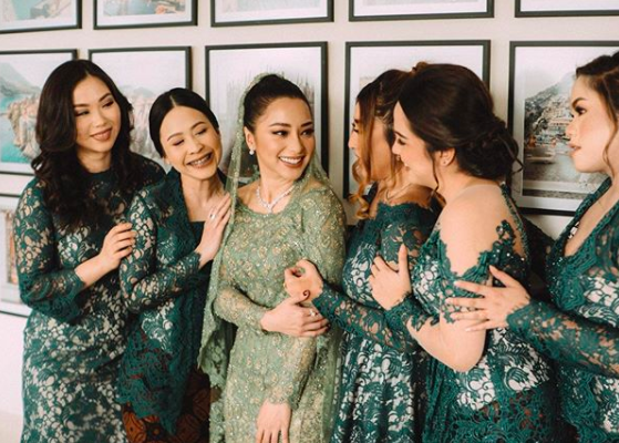 10 Gaya Hits Geng Sosialita Nikita Willy Temani Naik ke Pelaminan