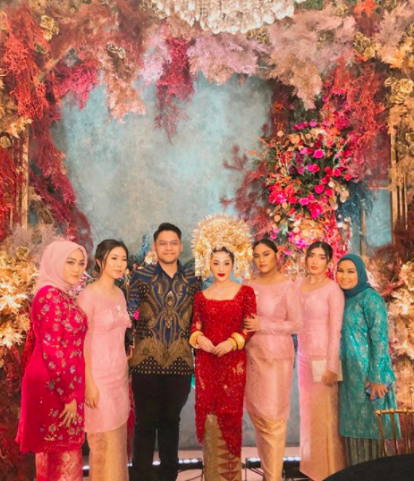 10 Gaya Hits Geng Sosialita Nikita Willy Temani Naik ke Pelaminan