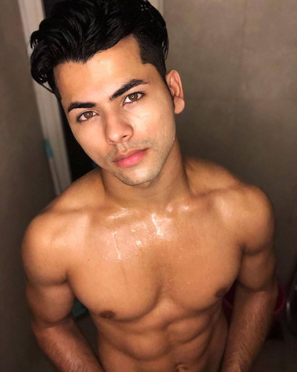 10 Potret Siddharth Nigam Pamer Six Pack Bikin Mata Susah Berkedip 5976