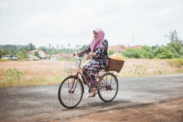 10 Foto Uyaina Arshad Naik Sepeda Onthel Pesona Alami Khas Gadis Desa