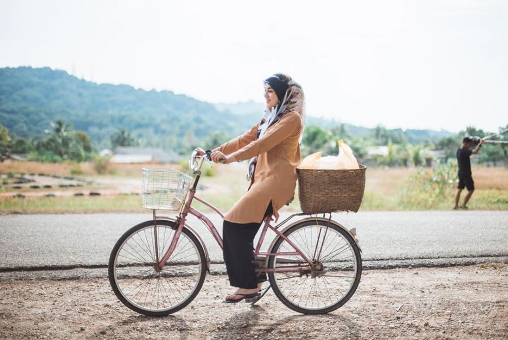 10 Foto Uyaina Arshad Naik Sepeda Onthel Pesona Alami Khas Gadis Desa