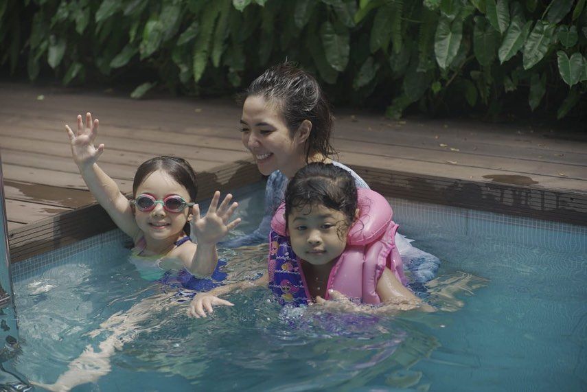 Serunya Main Air di Kolam Renang, 9 Potret Memesona Gisella Anastasia
