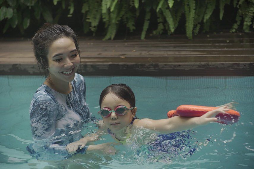 Serunya Main Air di Kolam Renang, 9 Potret Memesona Gisella Anastasia