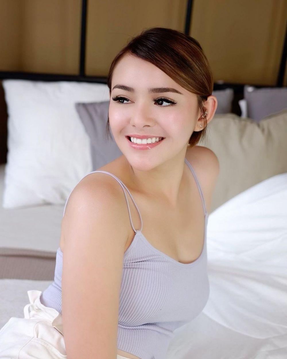 Gak Cuma Jago Nangis, 9 Potret Memesona Amanda Manopo Jago Pamer Bahu