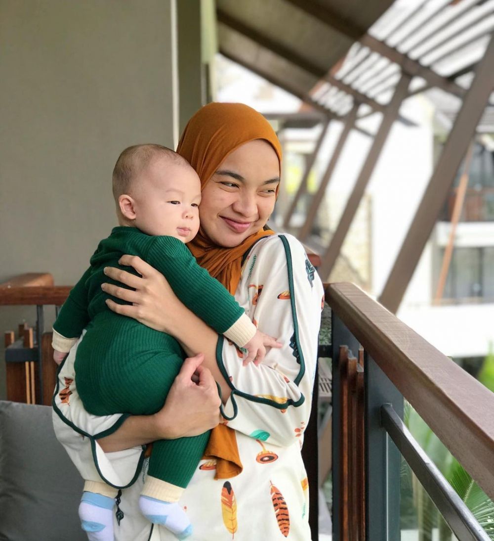 Aslinya Cetar Abis! 10 Potret Artis Cewek Tukang Ojek Pengkolan