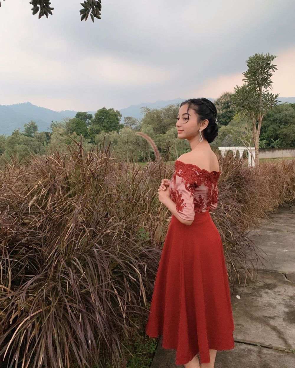 Makin Memesona, 10 Potret Feminin Glenca Chysara Pakai Dress