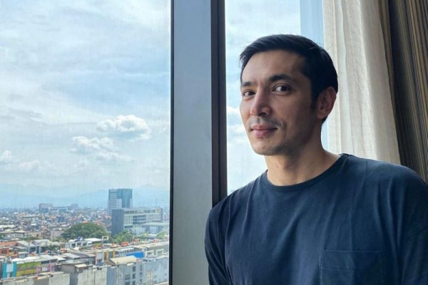 10 Potret Seleb Sebagai Ayah Lebih dari 3 Anak, Memesona!