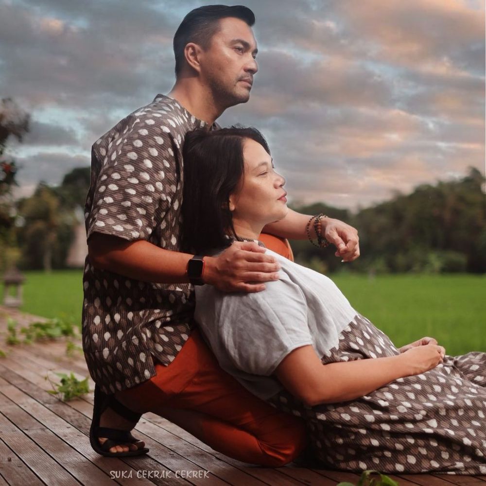 Dikira Seumuran, Ternyata 10 Pasangan Artis Beda Usia 4 Tahun!