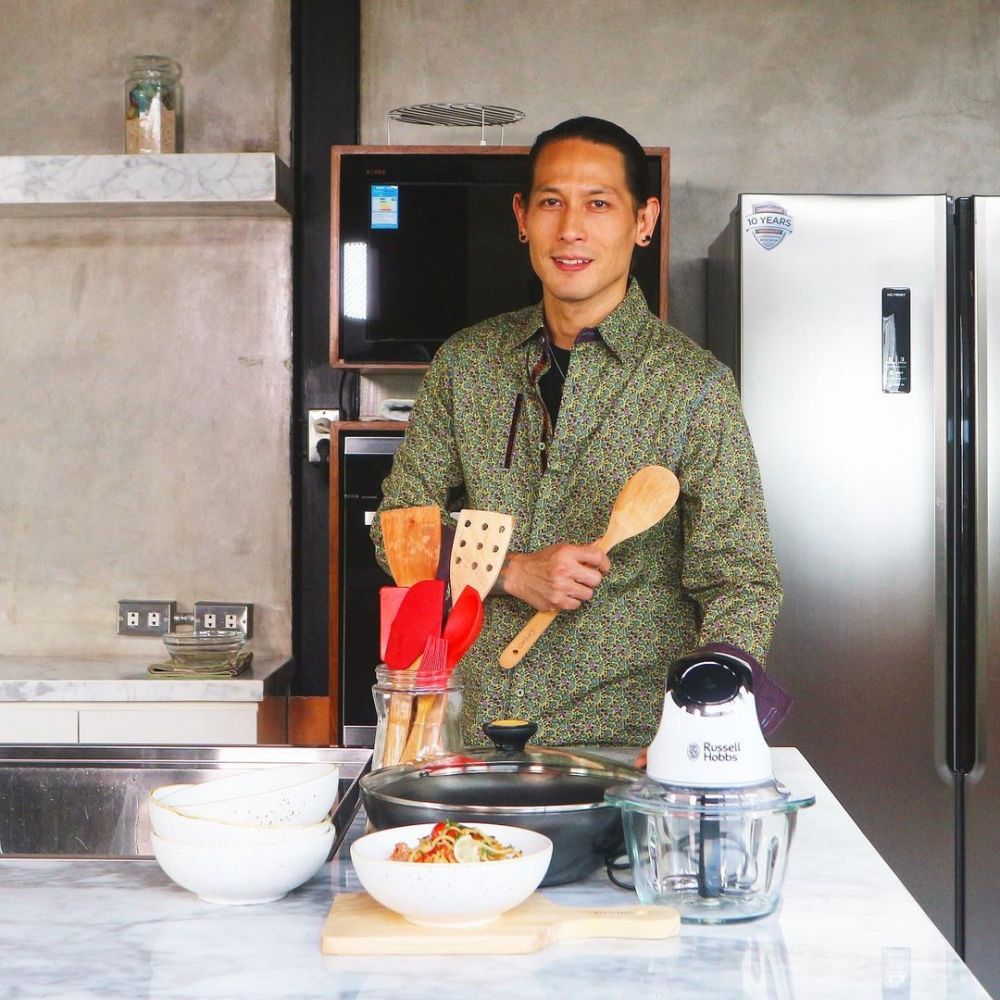 Jadi Sorotan! 9 Potret Adu Gaya Juri MasterChef Memasak di Dapur