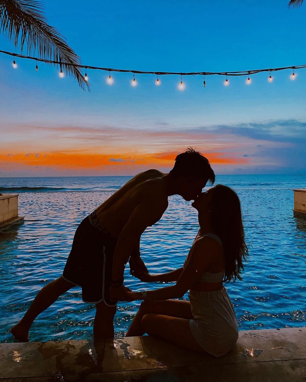 10 Potret Mesra Artis Bareng Pasangan di Kolam Renang, Romantis Abis!