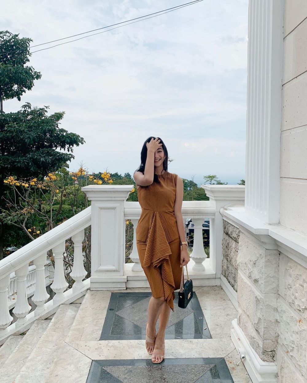 Makin Memesona, 10 Potret Feminin Glenca Chysara Pakai Dress